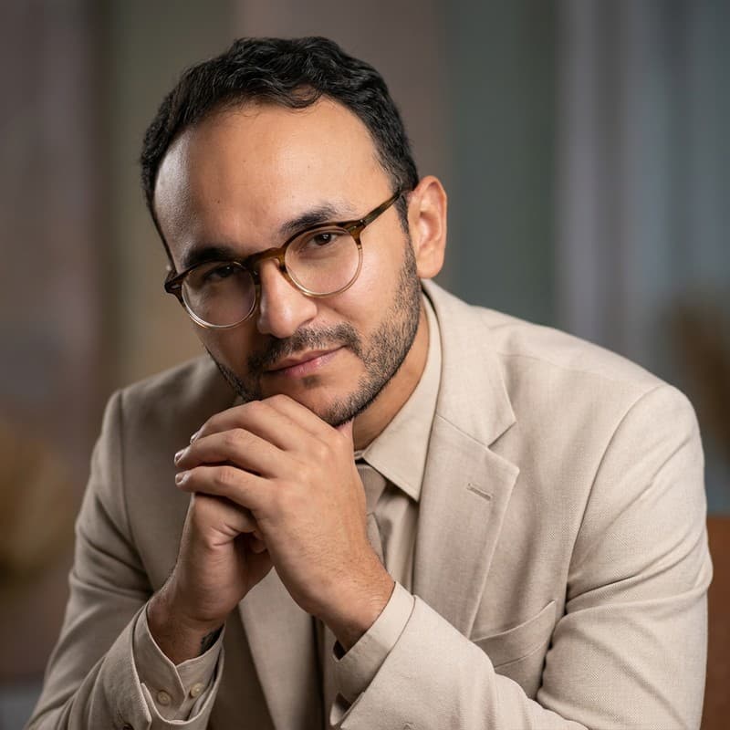 Dr. Matheus Prestes · blazer bege com mãos entrelaçadas