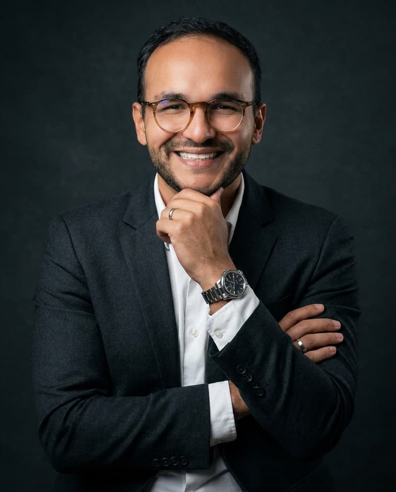 Dr. Matheus Prestes · retrato gerado · executivo de blazer com mão no queixo